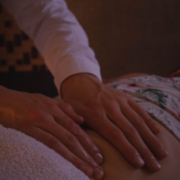 Olajos masszázsok nem csak kényeztetnek, ellazítanak, hanem a fájdalom oldásában is nagy szerepet játszanak!